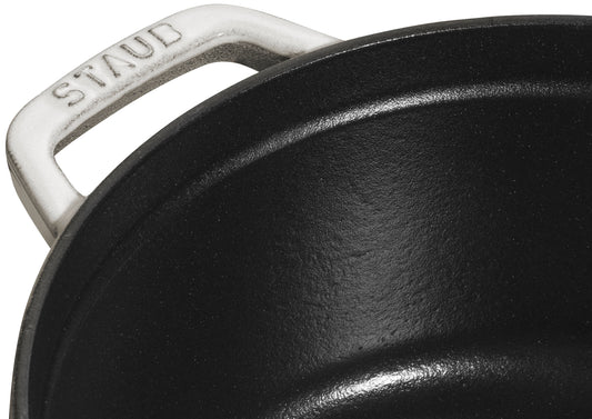 Staub Cocotte aus Gusseisen für die Zubereitung von Eintöpfen und Braten