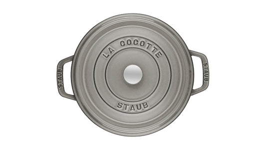 Staub Cocotte aus Gusseisen, ideal für langsames Garen und Schmoren.