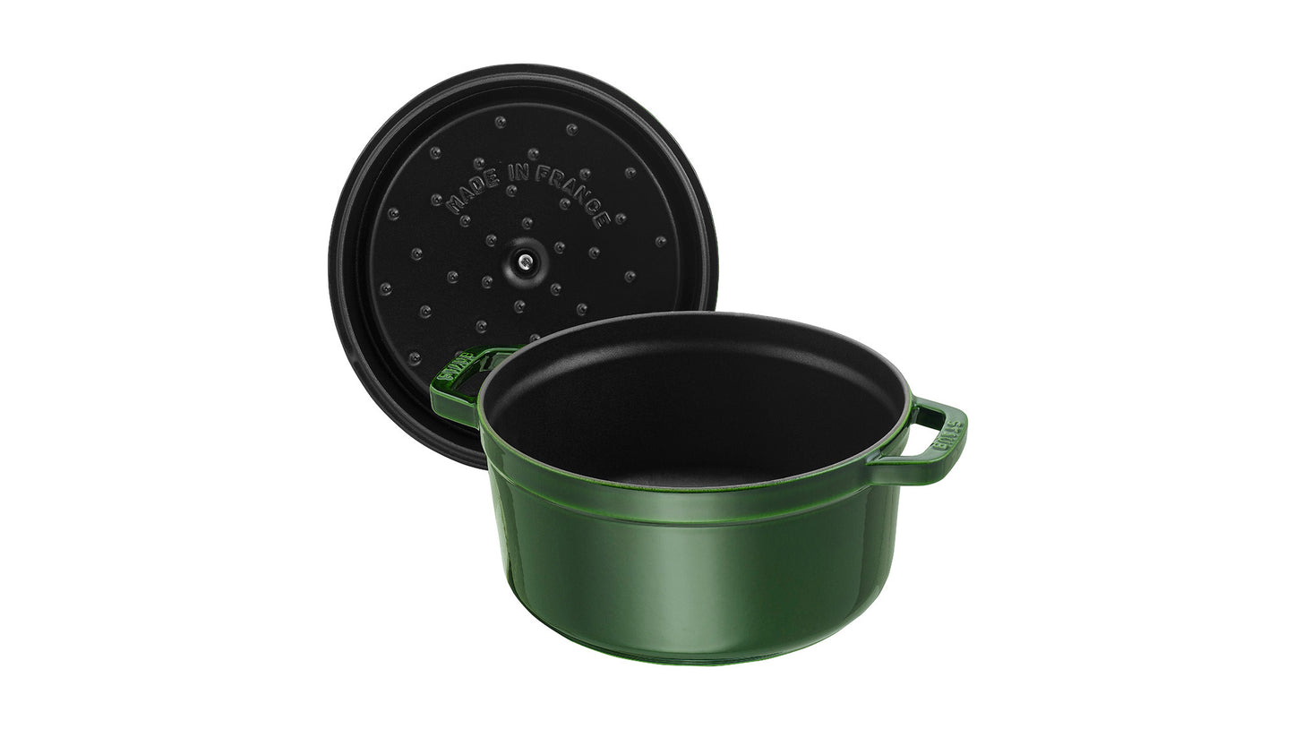 Staub Cocotte 22 cm aus Gusseisen, ideal für die Zubereitung von Eintöpfen und Aufläufen.