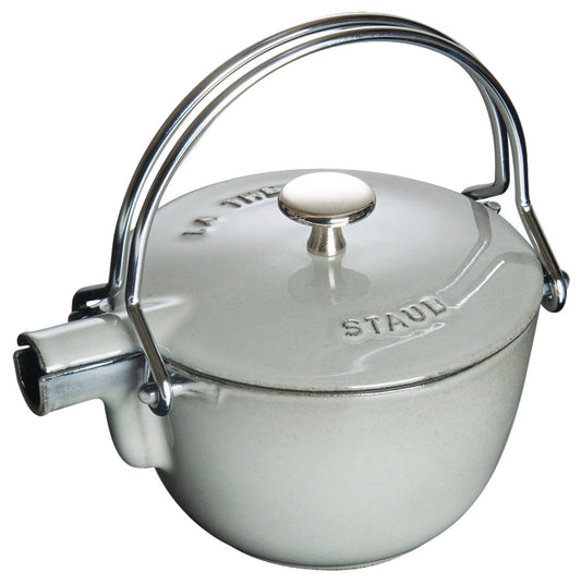 Staub Teekanne in Graphit-Grau, geeignet für die Teezubereitung.