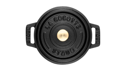 Staub Cocotte, 12 cm aus Gusseisen, ideal zum Schmoren und Servieren von kleinen Portionen.