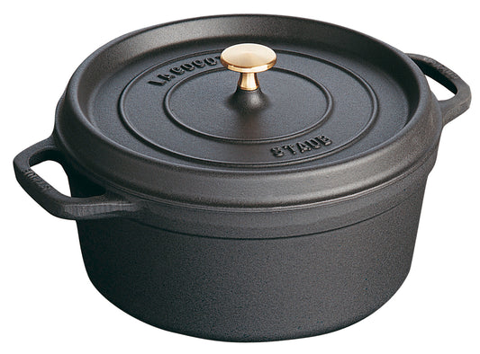 Staub Cocotte aus Gusseisen für die Zubereitung von Eintöpfen und Aufläufen.