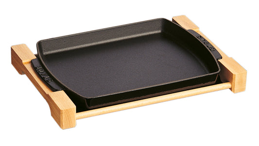 Staub Teller mit Holzunterlage für das Servieren warmer Speisen
