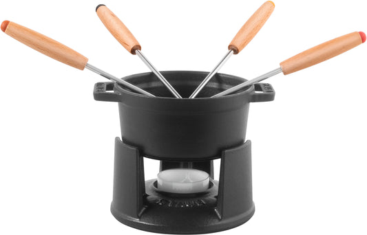Staub Mini Fondue Set aus Gusseisen für gesellige Abende.