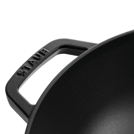 Staub Wok aus Gusseisen mit Glasdeckel, ideal für schnelles und schonendes Kochen