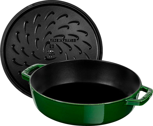 Staub Bräter aus Gusseisen mit Chistera Drop-Structure für Schmorgerichte.
