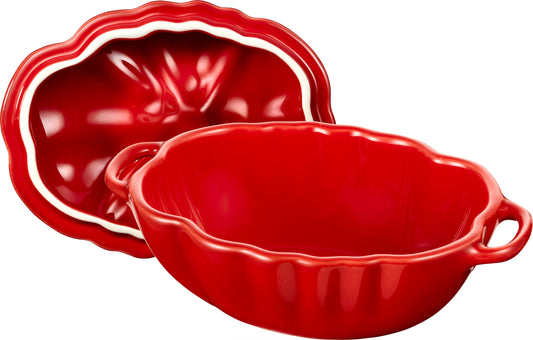 Staub Cocotte 16 cm in Kirsch-Rot, ideal für das Kochen und Servieren von Speisen.