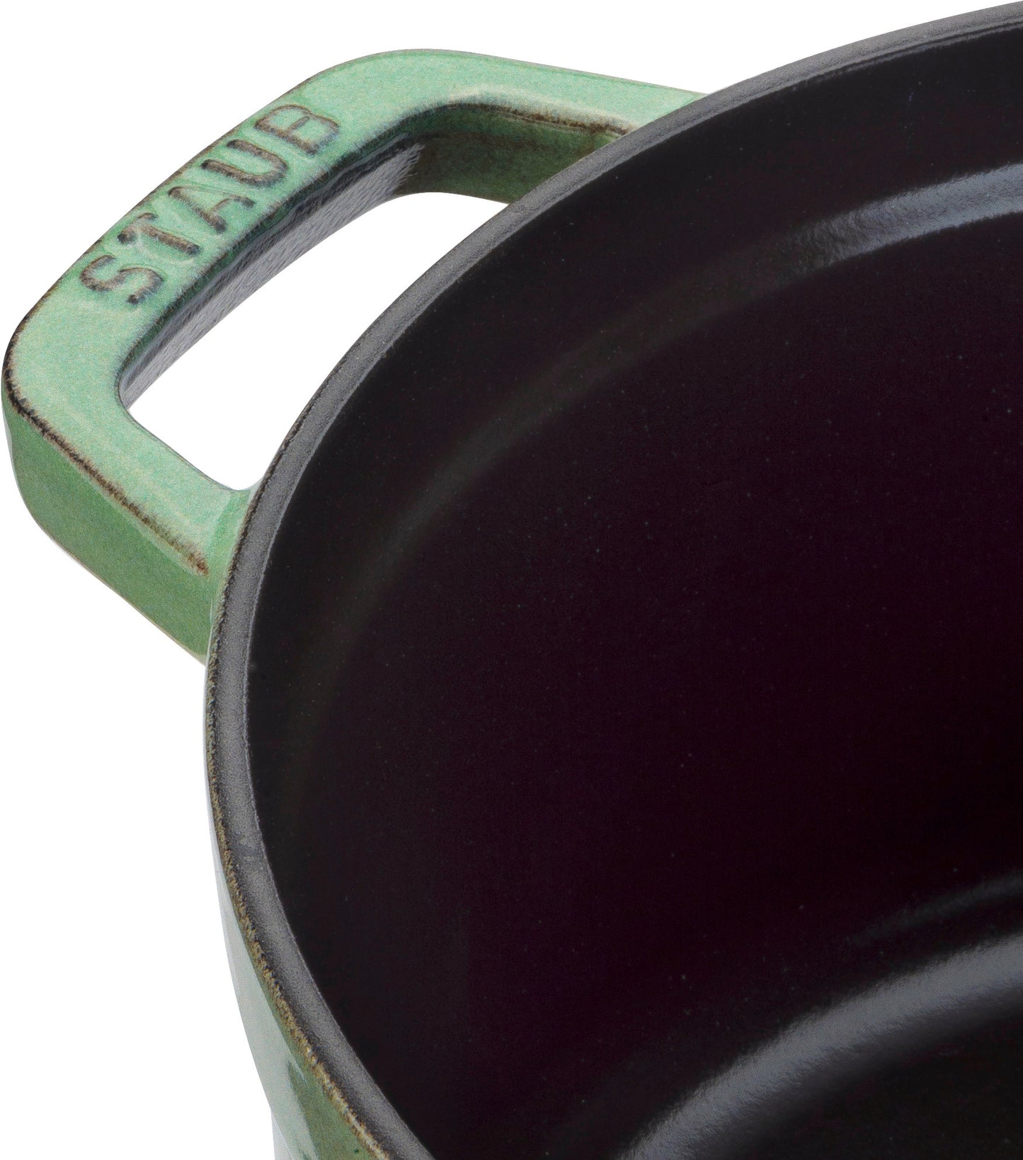 Staub Cocotte 18 cm in Salbeigrün - Ideal für langsames Garen von Speisen.