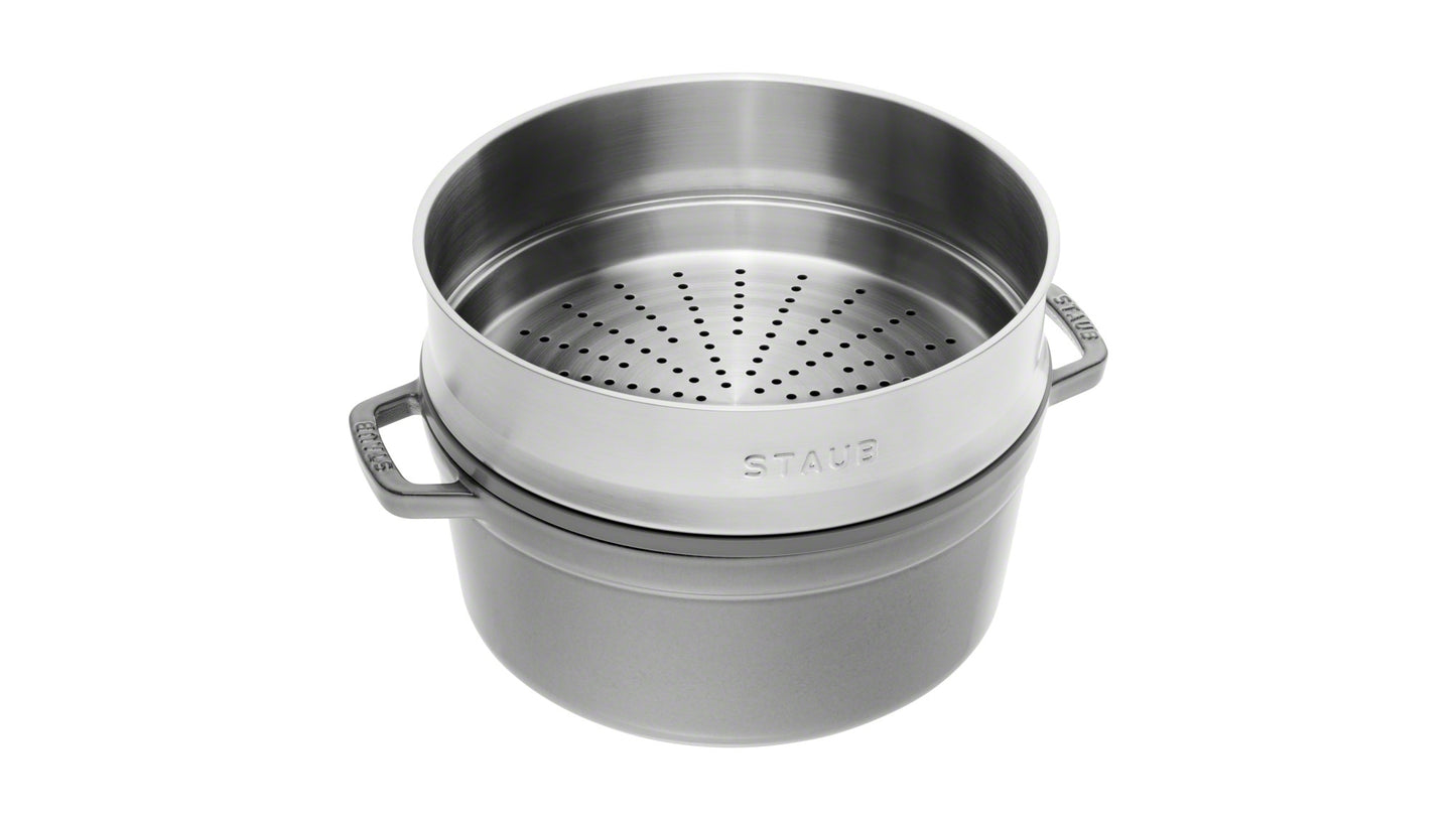 Staub Cocotte mit Dämpfeinsatz, 24 cm, ideal für schonendes Garen in der Gastronomie.