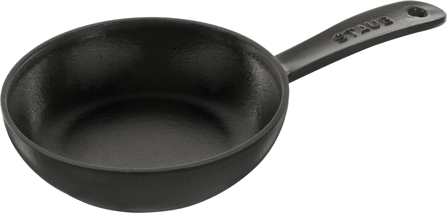 Staub Bratpfanne 16 cm aus Gusseisen für perfekte Bratergebnisse.