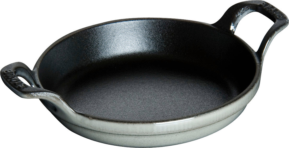 Staub Mini-Auflaufform aus Gusseisen für die Zubereitung kleiner Portionen.