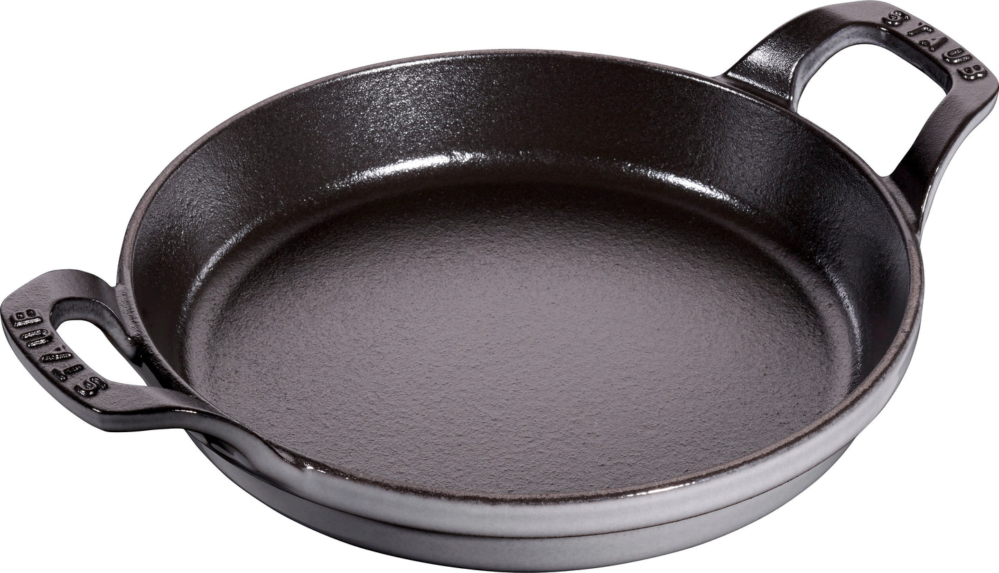Staub Ofenform aus Gusseisen für das Backen von Aufläufen und Gratins.