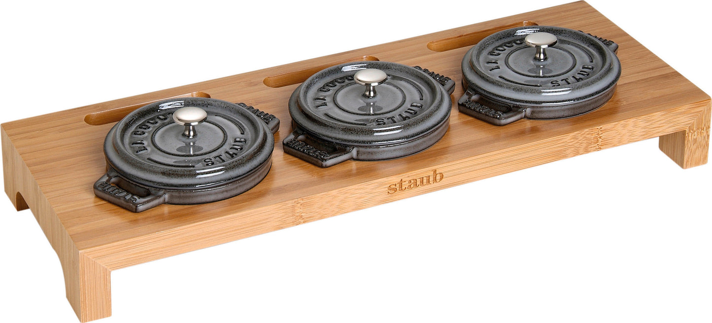 Staub Servierbrett aus Bambus für die Präsentation von Mini-Cocottes