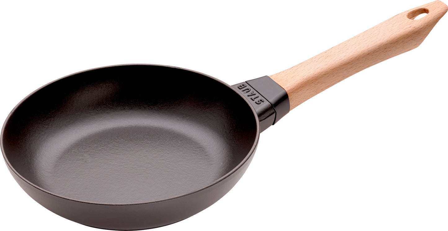 Staub Bratpfanne mit Holzgriff, 20 cm, ideal zum Braten in der professionellen Küche.