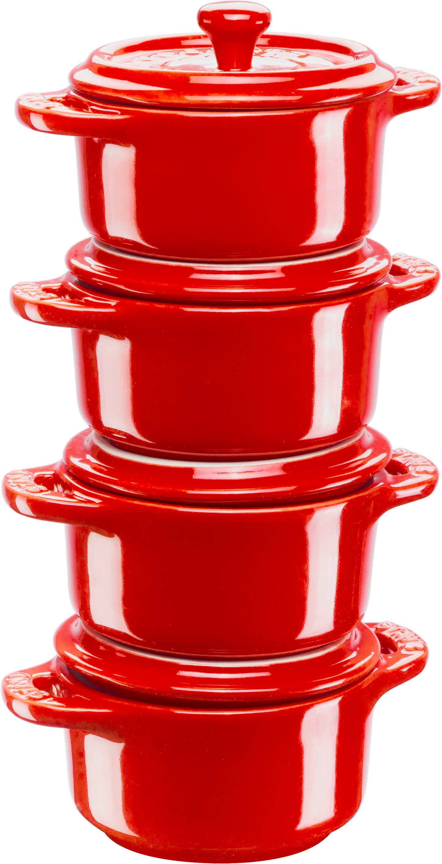 Staub Cocotte Set in Kirsch-Rot für stilvolles Servieren von Gerichten.