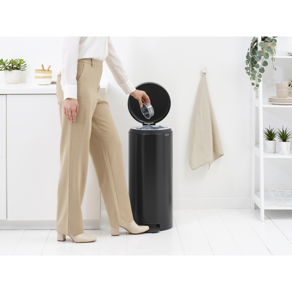 NewIcon Treteimer 30L - hygienischer Abfallbehälter für die Gastronomie