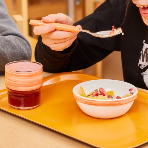 Amefa PIXEL Menülöffel aus Edelstahl mit ergonomischem Kunststoffgriff für den Einsatz in Cafeterien.