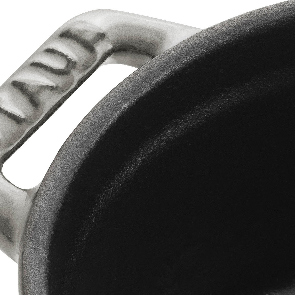 Staub Mini Cocotte, 10 cm aus Gusseisen für stilvolles Kochen und Servieren.