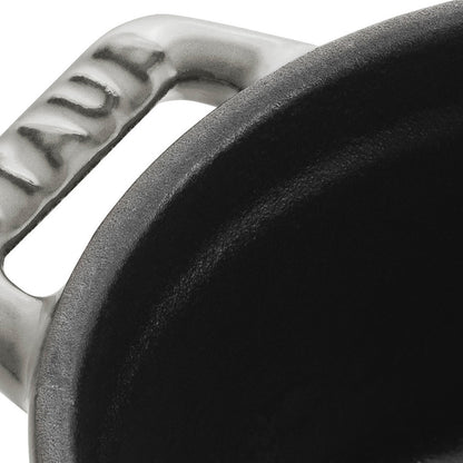 Staub Mini Cocotte, 10 cm aus Gusseisen für stilvolles Kochen und Servieren.