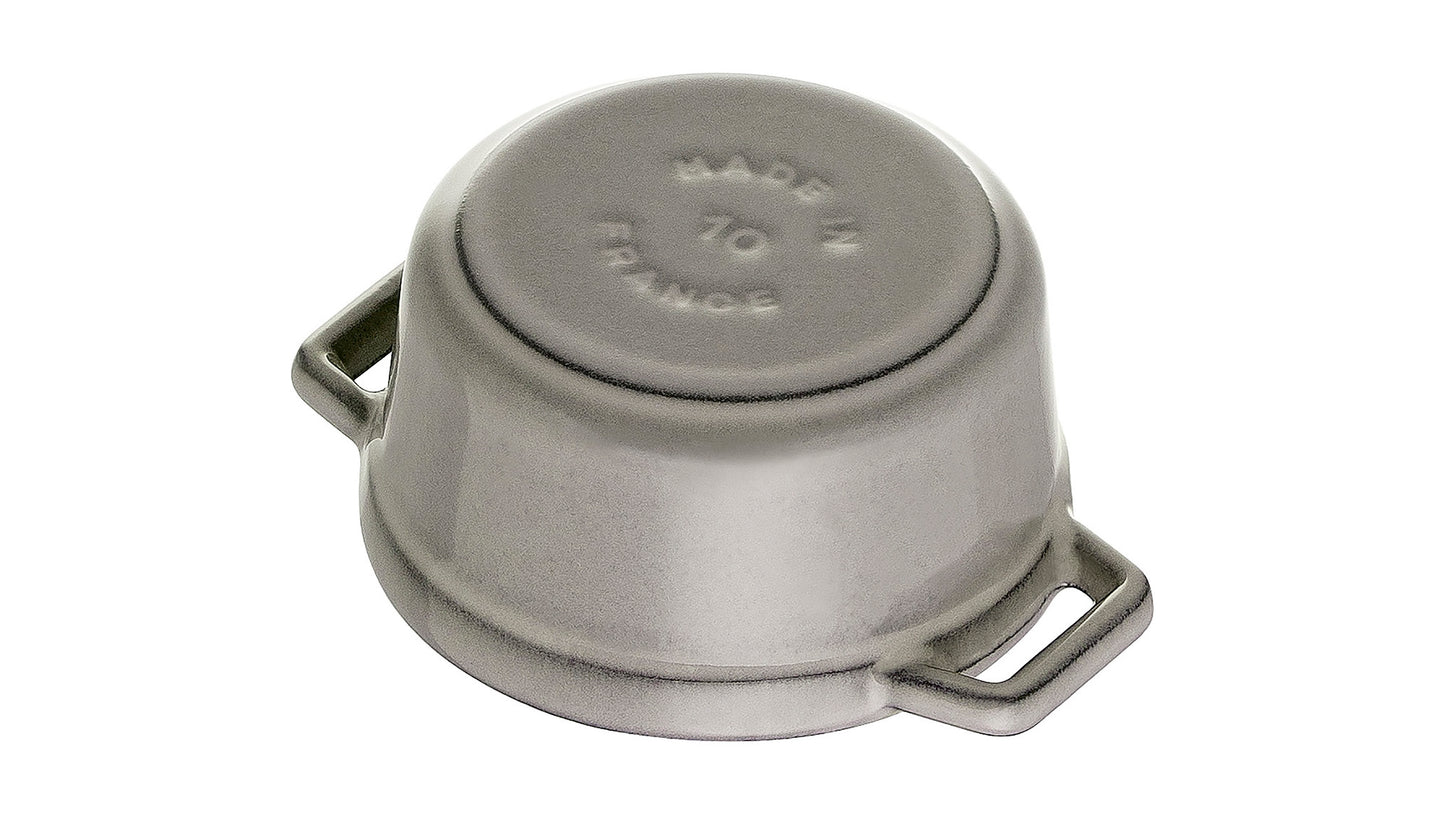 Staub Mini Cocotte, 10 cm aus Gusseisen für stilvolles Kochen und Servieren.