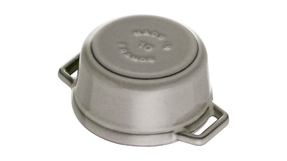Staub Mini Cocotte, 10 cm aus Gusseisen für stilvolles Kochen und Servieren.