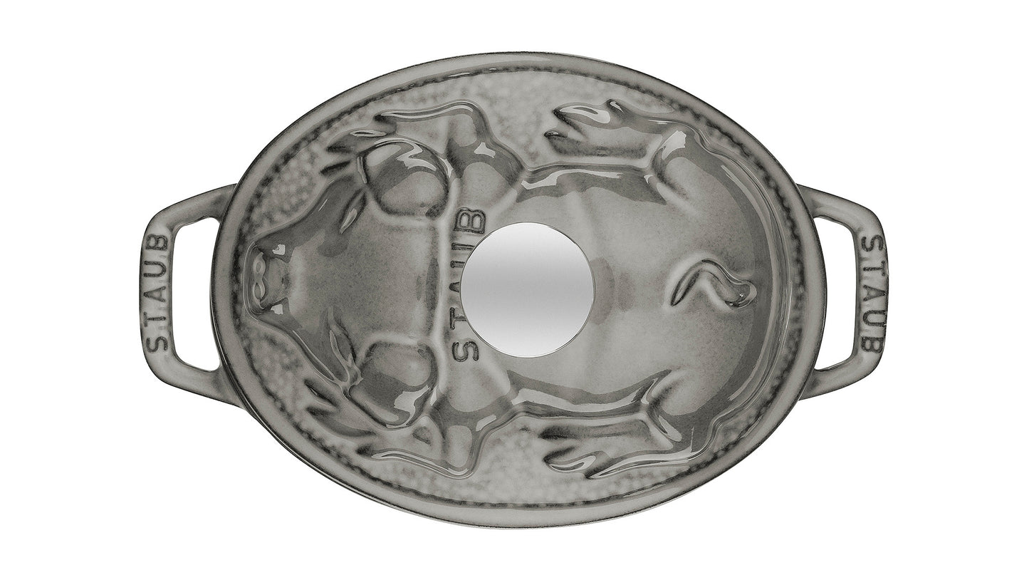 Staub Cocotte Schweinedeckel, 17 cm aus Gusseisen für vielseitige Kochtechniken.
