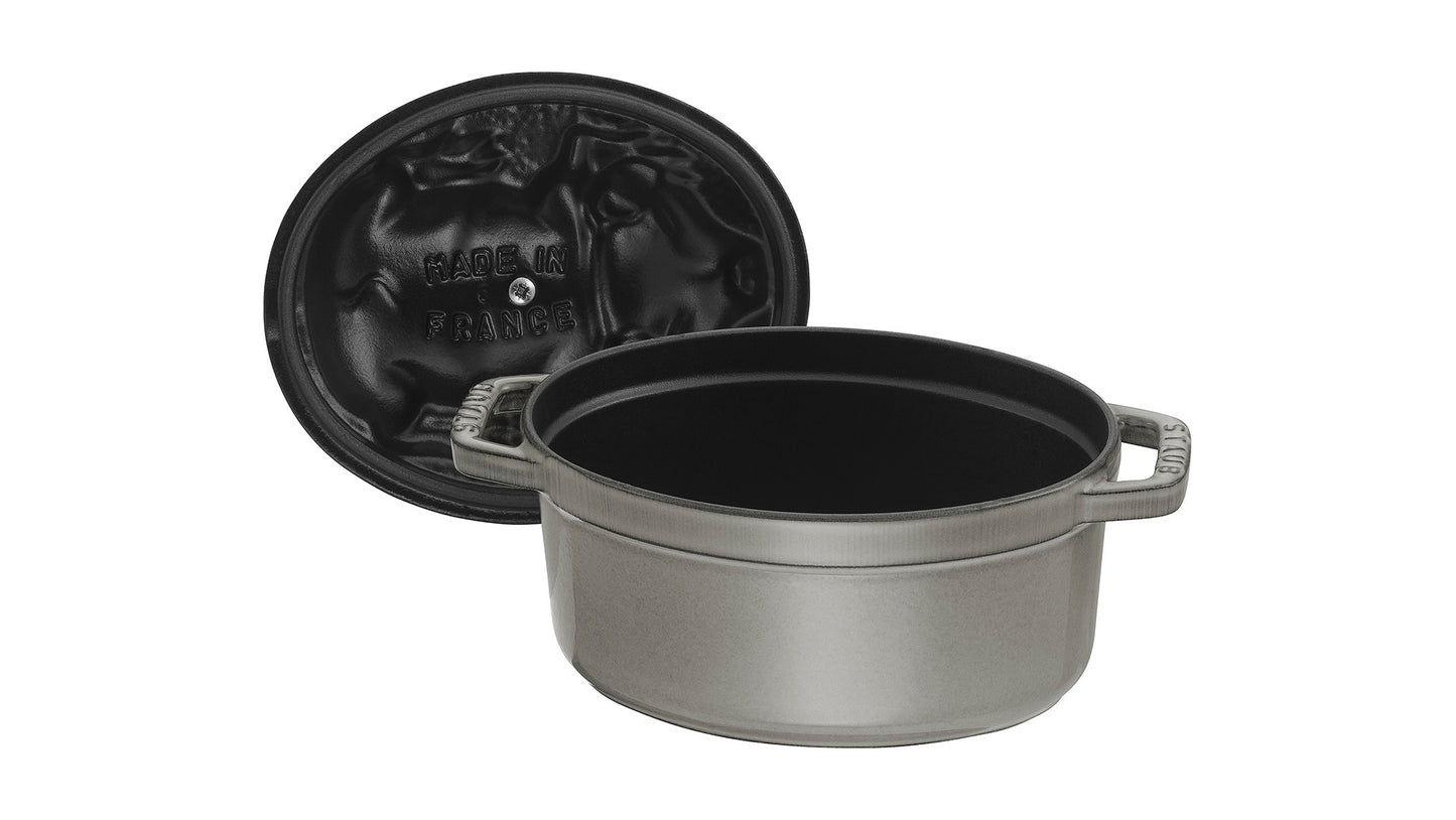 Staub Cocotte Schweinedeckel, 17 cm aus Gusseisen für vielseitige Kochtechniken.