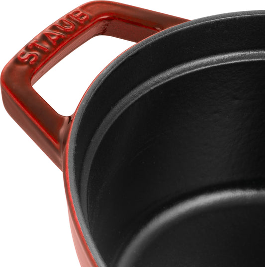 Staub Cocotte, 27 cm, Gusseisen, ideal für das langsame Garen von Speisen.