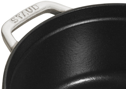 Staub Cocotte aus Gusseisen für die Zubereitung von Eintöpfen und Braten