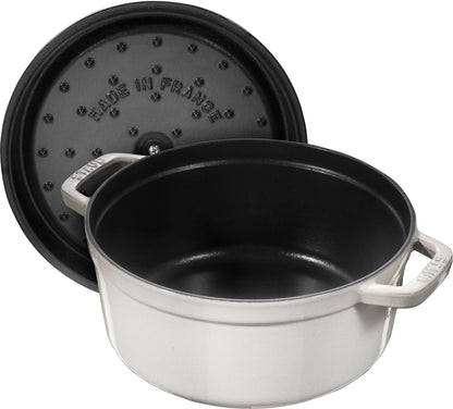 Staub Cocotte aus Gusseisen für die Zubereitung von Eintöpfen und Braten