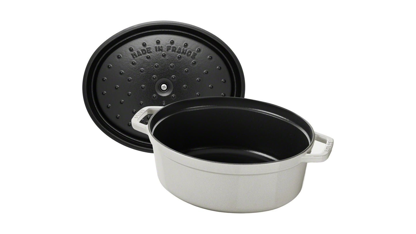 Staub Cocotte, oval, 31 cm aus Gusseisen für die Gastronomie.
