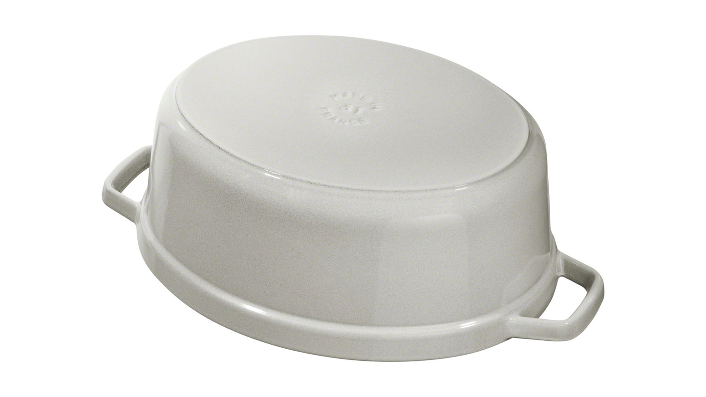 Staub Cocotte, oval, 31 cm aus Gusseisen für die Gastronomie.