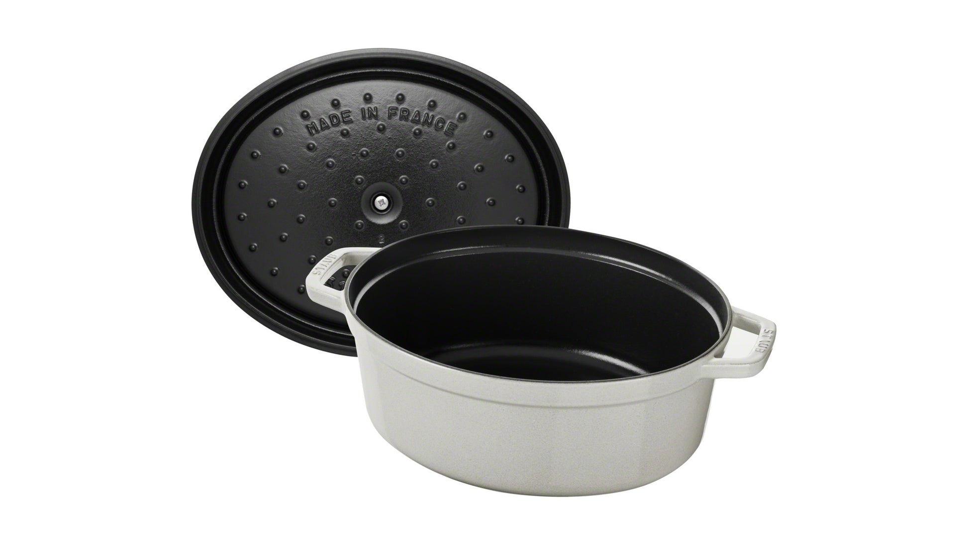 Staub Cocotte 27 cm aus Gusseisen für das Kochen und Schmoren von Speisen.