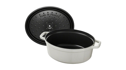 Staub Cocotte 27 cm aus Gusseisen für das Kochen und Schmoren von Speisen.