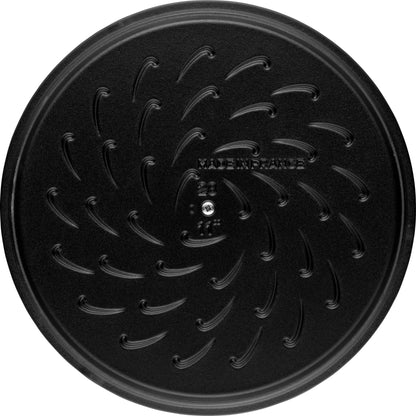 Staub Schmorpfanne 24 cm aus Gusseisen für gleichmäßiges Garen und stilvolles Servieren.