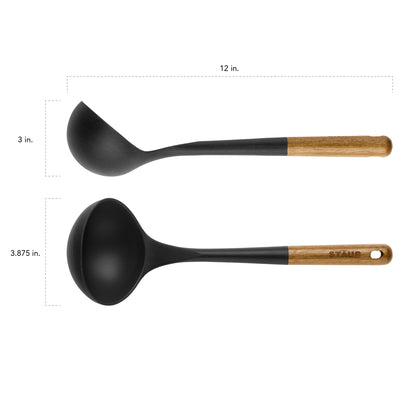 Staub Suppenkelle aus Silikon, ideal zum Servieren von Suppen und Eintöpfen.