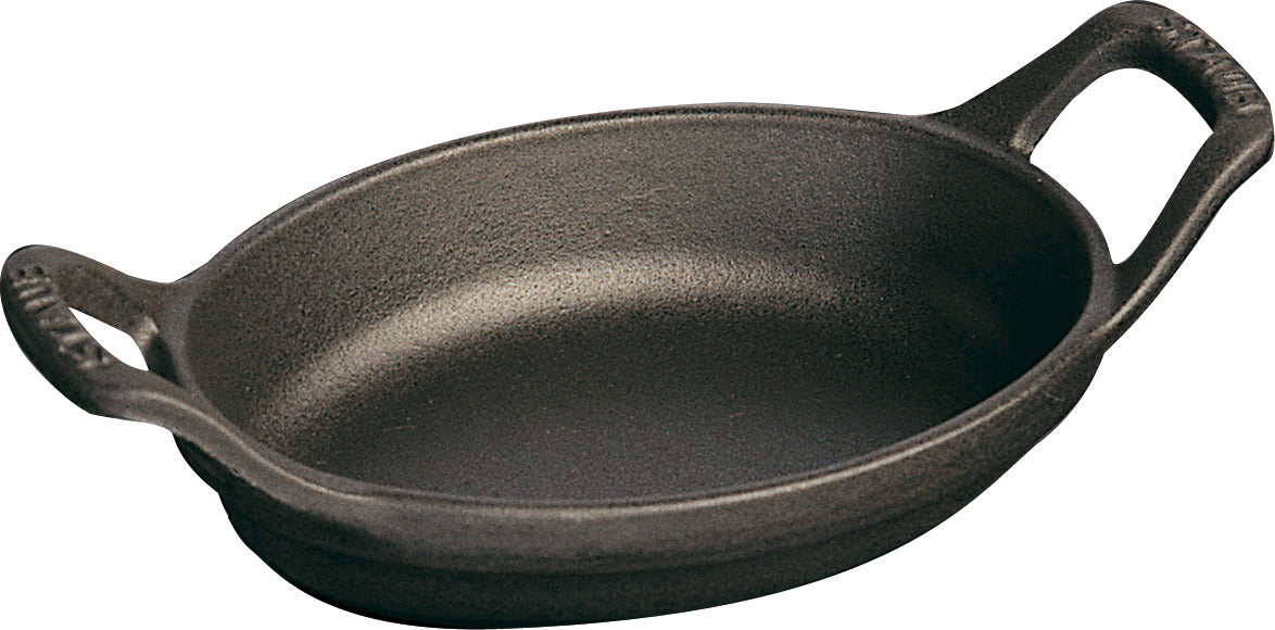 Staub Ofenform aus Gusseisen, ideal zum Anbraten und Überbacken in der Gastronomie