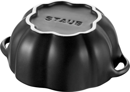 Staub Cocotte aus Keramik für das Zubereiten und Servieren von Speisen