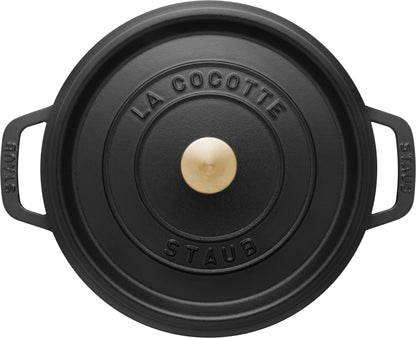 Staub Cocotte 22 cm aus Gusseisen für das Kochen und Schmoren von Speisen.