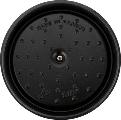 Staub Cocotte 22 cm in Graphit-Grau, ideal zum Kochen und Braten.