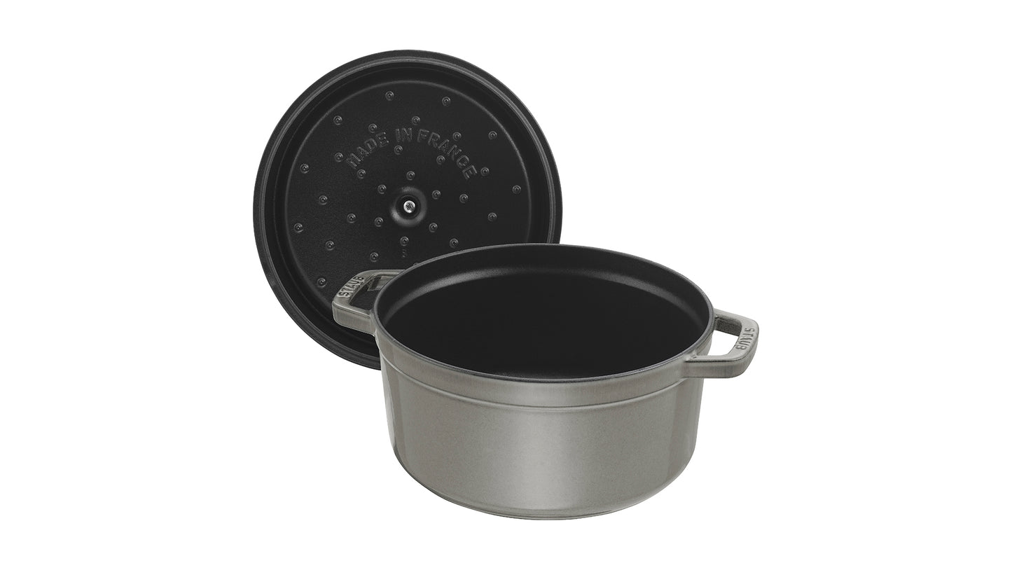Staub Cocotte aus Gusseisen, ideal für langsames Garen und Schmoren.