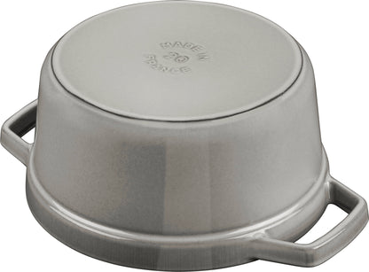 Staub Cocotte aus Gusseisen, ideal für langsames Garen und Schmoren.