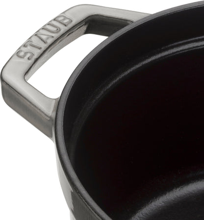 Staub Cocotte aus Gusseisen, ideal für langsames Garen und Schmoren.