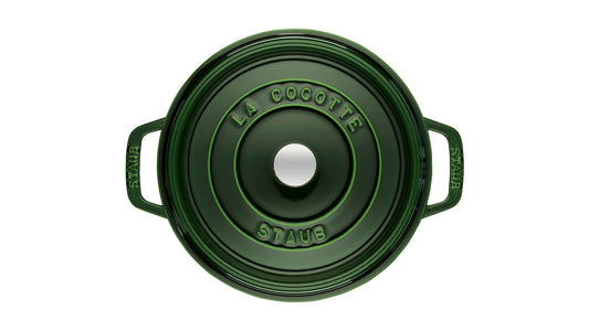 Staub Cocotte 22 cm aus Gusseisen, ideal für die Zubereitung von Eintöpfen und Aufläufen.