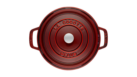 Staub Cocotte 26 cm in Grenadine-Rot, ideal für schmackhafte Gerichte und vielseitigen Einsatz in der Gastronomie
