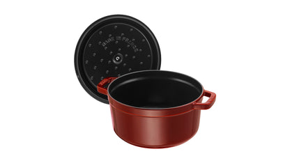 Staub Cocotte 26 cm in Grenadine-Rot, ideal für schmackhafte Gerichte und vielseitigen Einsatz in der Gastronomie
