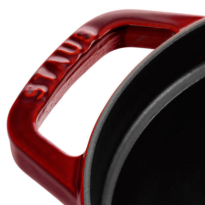 Staub Cocotte in Grenadine-Rot, ideal für das Kochen in der Gastronomie