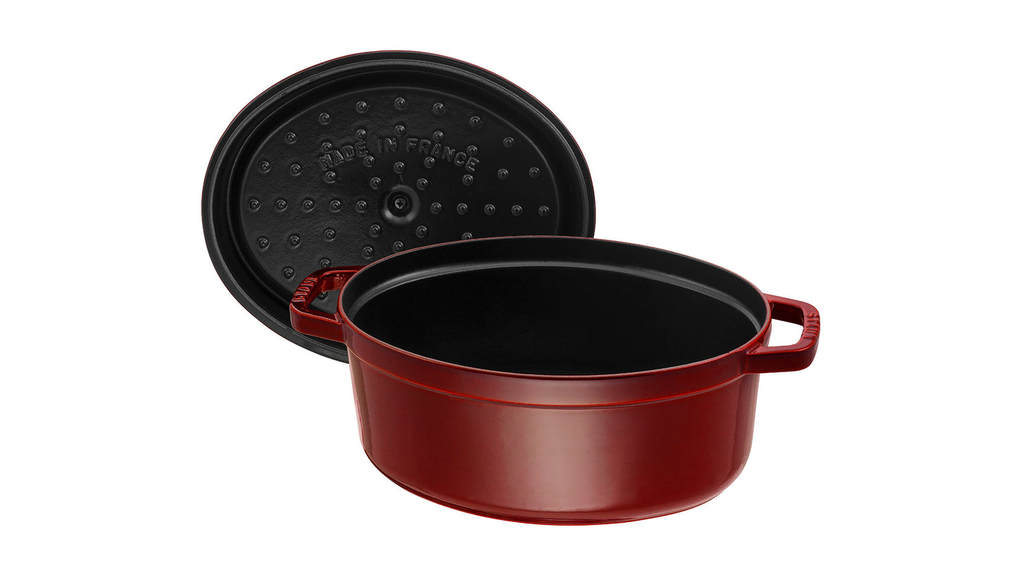 Staub Cocotte in Grenadine-Rot, ideal für das Kochen in der Gastronomie