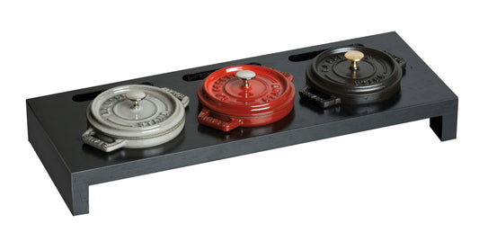 Staub Servierbrett für 3 Mini-Cocottes – stilvolle Präsentation und Schutz für den Tisch
