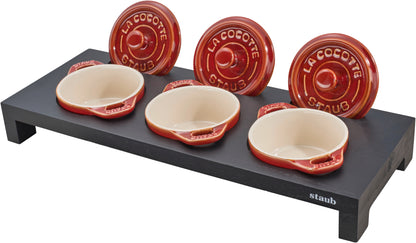 Staub Servierbrett für 3 Mini-Cocottes – stilvolle Präsentation und Schutz für den Tisch